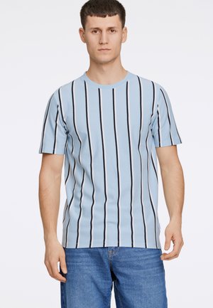 Camiseta de manga corta azul claro con rayas verticales en negro y blanco. Cuello redondo, textura suave, corte regular. Diseño casual.