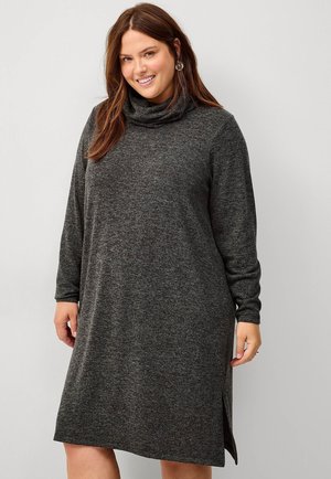 Abito grigio scuro con colletto a cowl realizzato in un morbido tessuto testurizzato. Maniche lunghe e spacco laterale aumentano il comfort e la libertà di movimento.