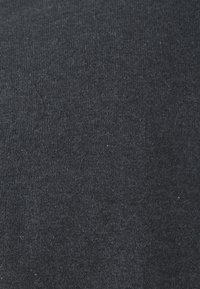 Dunkelgrauer Strickstoff mit dicht gewebter Textur, die subtile Farbvariationen und kleine Fasern zeigt.