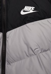 veste nike noire et blanche