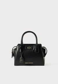 Borsa a tracolla in pelle nera con design strutturato. Presenta due manici superiori, hardware dorato, dettagli con logo e un'etichetta removibile.