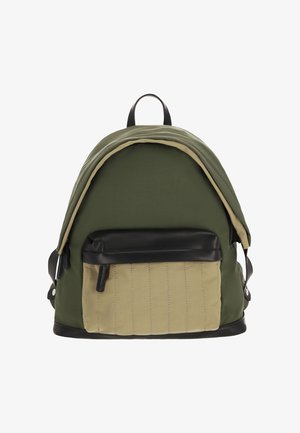 Rucsac din material verde cu formă rotunjită, buzunar frontal khaki, bază din piele neagră și accente negre contrastante pe fermoare și bretele.