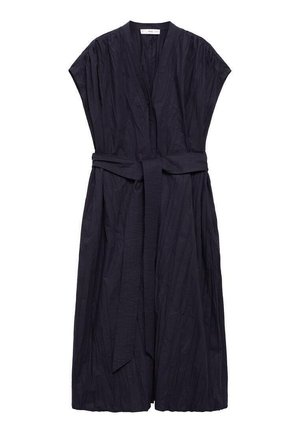 Námornícky modrá šaty s krátkymi rukávmi, výstrihom do V a opaskom. Tkanina má nahrubo zvrásnenú textúru s vertikálnymi plisovanými vzormi. Dĺžka po polovicu lýtok.