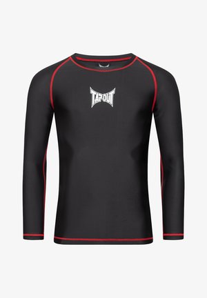 Rash guard nero a maniche lunghe con cuciture rosse e logo frontale. Caratterizzato da un design aderente e tessuto liscio e elastico, adatto per sport.