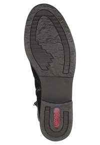 Zwarte schoenzool met een gestructureerd oppervlak, met zigzag- en ovale patronen, gemarkeerde maat 37 en een rood logo. Duurzaam rubbermateriaal.