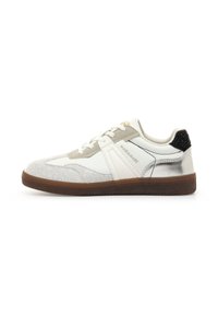 Weiße und graue Sneakers mit strukturiertem Obermaterial, silbernen Akzenten und einer schwarzen strukturierten Ferse. Gummisohle mit einem braunen Farbton und Schnürdesign.