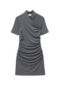 Robe gris foncé à manches courtes avec un décolleté croisé drapé et des côtés plissés créant une silhouette ajustée.