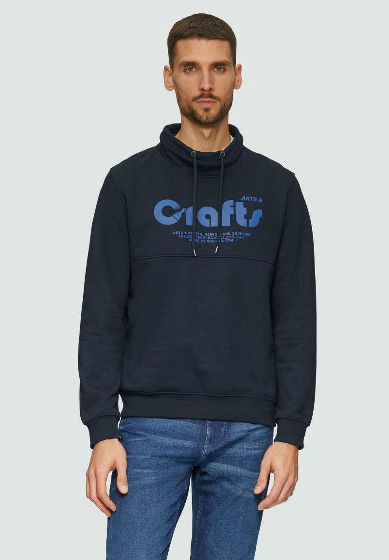 Navyblauwe sweatshirt met kraag, voorzien van een grote blauwe 'Crafts' graphic, een trekkoordkap, en ribbelboord aan de onderkant en mouwen.