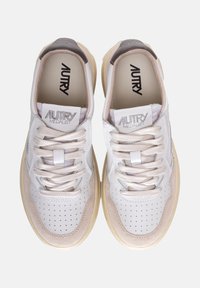 Sneakers bianchi in pelle con dettagli in suede beige, punta rotonda, design perforato e suola in gomma leggera. Presentano linguetta e lacci con logo.