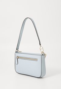 Sac à main bleu clair en matériau texturé avec une poche zippée, une poignée supérieure et des accents en métal doré. Bordures contrastantes noires sur les côtés.