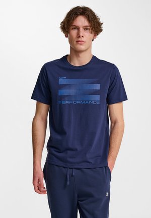 Marineblauw T-shirt met korte mouwen en een grafisch ontwerp in lichtblauw, met daarop het woord "PRESTATIE" en het merkembleem. Gemaakt van zachte stof.