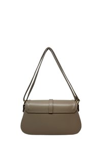 Borsa a tracolla in pelle color taupe con chiusura a patta e doppi cinturini stretti, caratterizzata da una texture leggermente granulosa e accessori in metallo dorato.