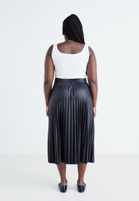 ONLY Carmakoma Gonna a campana - black
