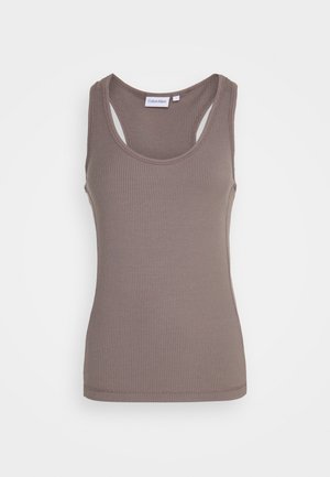 Prążkowany, bezrękawnik w kolorze taupe z okrągłym dekoltem i wycięciem na plecach typu racerback, metka Calvin Klein wewnątrz kołnierzyka.