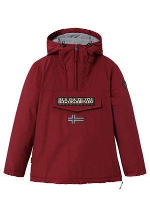 Czerwona zimowa kurtka z kapturem, z klapką na przedniej kieszeni, naszywką z logo Napapijri oraz małą naszywką z flagą Norwegii poniżej kieszeni.