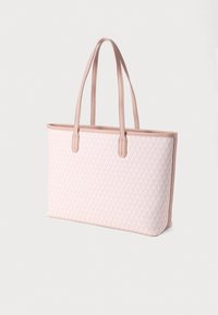 Borsa tote trapuntata rosa con motivo geometrico, rifinita con manici e bordi rosa chiaro, realizzata in materiale sintetico resistente.