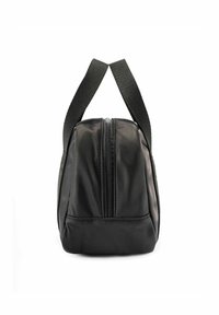 Czarna nylonowa torba o prostokątnym kształcie, z zamknięciem na zamek błyskawiczny i podwójnymi tkaninowymi ramiączkami. Gładka faktura z płaskim dnem dla stabilności.