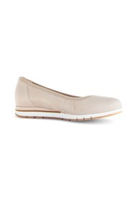 Scarpa piatta beige realizzata in morbido suede, con punta arrotondata, bordino elasticizzato e suola a strati bianchi e marroni.