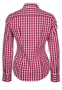 Camicia a scacchi rossa e bianca, design aderente, maniche lunghe, polsini a bottoni, colletto classico, tessuto di cotone morbido, cuciture a vista.
