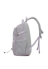 Zaino di un leggero colore lavanda con schienale imbottito, tasca laterale in rete, spallacci regolabili e un design elegante caratterizzato da cerniere e anelli per accessori.