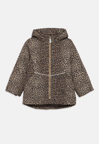 Veste à capuche en imprimé léopard de couleur marron et beige, avec une fermeture éclair à l'avant et des bordures réfléchissantes sur les poches pour plus de visibilité.