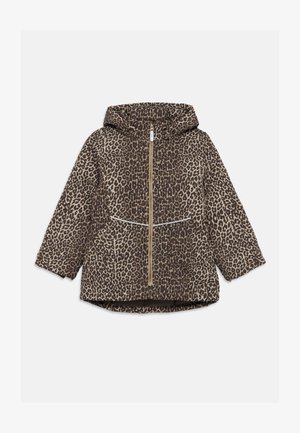 Lederjacke mit Leopardenmuster in Braun und Beige, ausgestattet mit einem Reißverschluss vorne und reflektierenden Akzenten an den Taschen für bessere Sichtbarkeit.