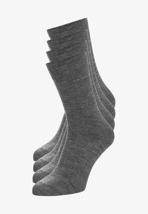 Sosete din bumbac gri cu o textură netedă, având un tiv cu model de coaste și un design clasic până la gleznă. Cinci perechi expuse într-un aranjament stivuit.