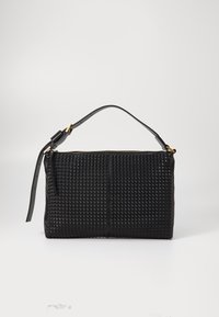 Borsa a tracolla in pelle nera con un motivo testurizzato a piramide. Presenta una singola tracolla regolabile e una chiusura con zip color oro.