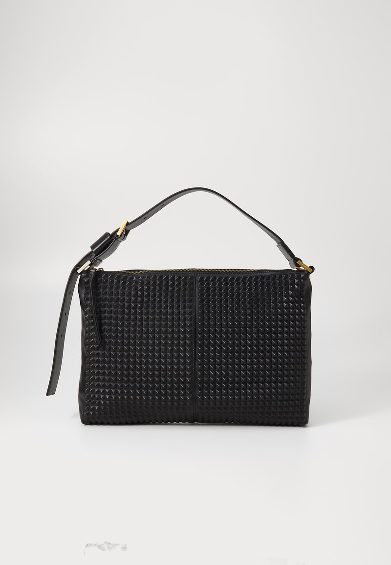Borsa a tracolla in pelle nera con un motivo testurizzato a piramide. Presenta una singola tracolla regolabile e una chiusura con zip color oro.