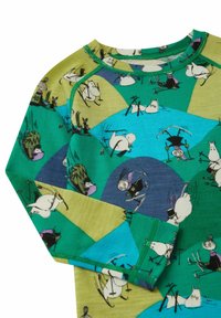 Maglietta da pigiama a manica lunga verde e blu con un motivo che presenta personaggi dei cartoni animati che sciano e si divertono, con cuciture a contrasto lungo i bordi.