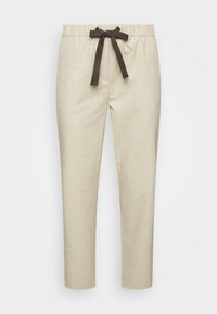 Pantalons beiges en tissu texturé, dotés d'une taille élastique et d'un lien en brun foncé. Coupe slim avec des jambes droites, sans poches.