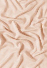Tissu de couleur pêche avec une texture lisse et légèrement brillante, présentant des drapés doux et fluides ainsi que des plis subtils sur l'ensemble.