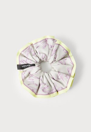 Versace scrunchie van stof met een lichtgrijze basis, roze patroon en een felgele rand. Centraal gat met zwart logo label.