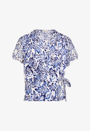 Top avvolgente floreale blu e bianco con maniche corte, realizzato in tessuto leggero. Caratterizzato da un dettaglio con fiocco in vita e un intricato motivo floreale.