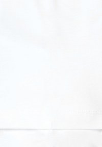 Bílá bavlněná tkanina s hladkou strukturou a jemným leskem. Má rovný lem, což vyjadřuje čistý, minimalistický design.