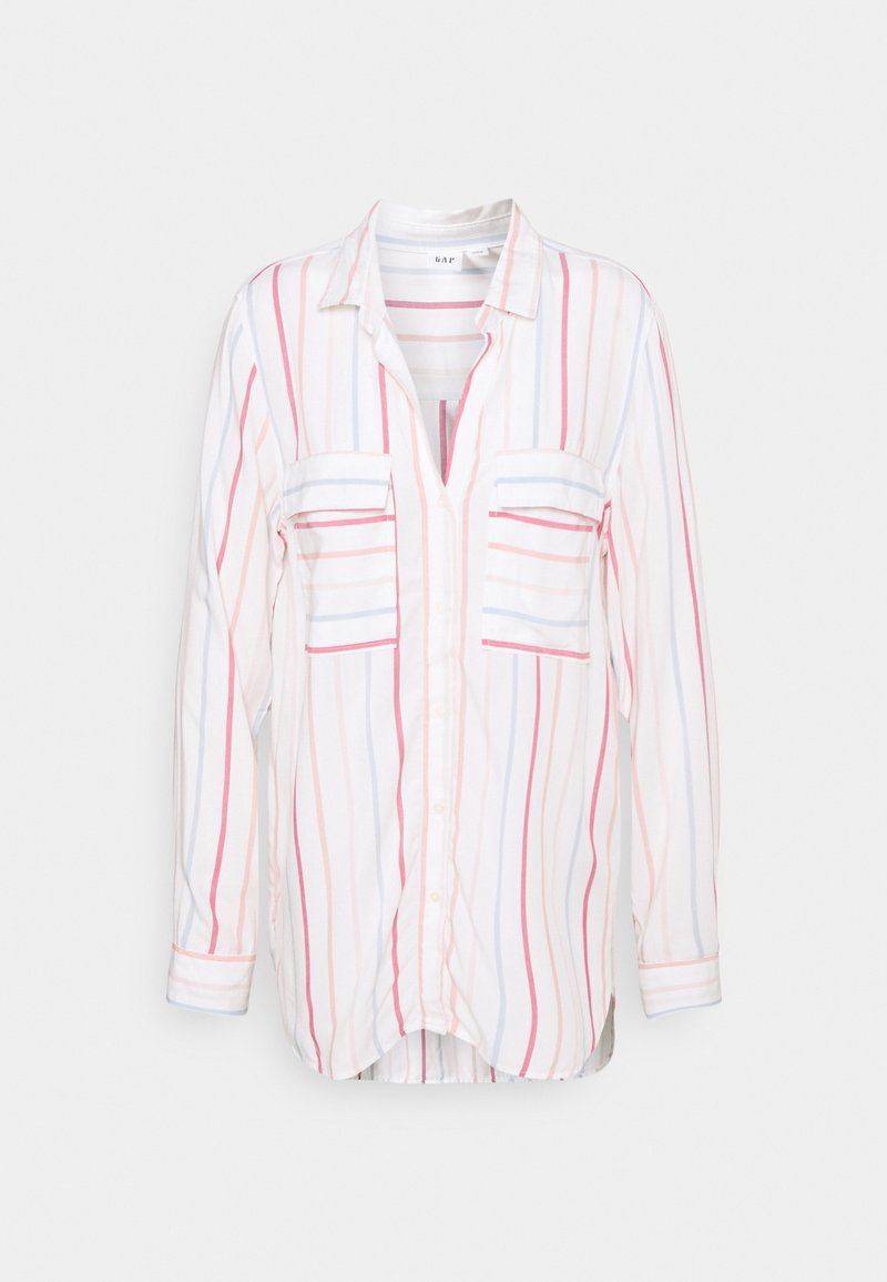 Chemise blanche à manches longues avec boutons, rayures verticales rouges, roses et bleues, dotée de deux poches poitrine et d'un col.