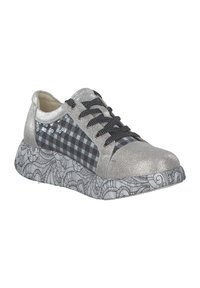 Sneaker argentato glitter con un lato a scacchi bianco e nero, lacci neri e una suola bianca e grigia con motivo.