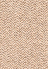 Textil mit einer Fischgrätenmusterung in warmen Beige- und Cremetönen, das ein weiches, gewebtes Aussehen zeigt.