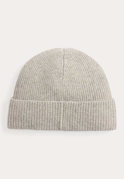 Bonnet tricoté gris clair avec revers plié, présentant une texture côtelée verticale et un design simple sans couture.