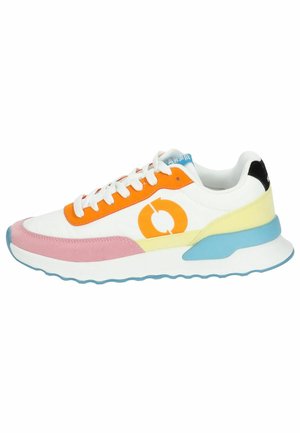 Sneakers colorés avec une base blanche, des accents orange et bleu, des superpositions roses et jaunes, ainsi qu'une semelle texturée. Comprend des lacets blancs et un logo.