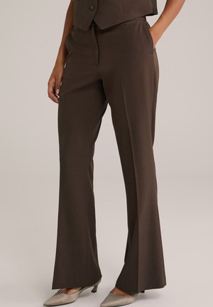 Pantaloni marroni su misura con un design a gamba dritta e svasata, dotati di tasche e di una texture di tessuto liscia. Accentuati da tacchi a spillo.