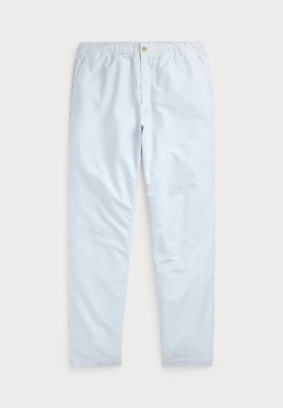 Lichtblauwe gestreepte katoen broek met een elastische tailleband en een gouden knoop. De stof is glad met verticale strepen voor extra textuur.