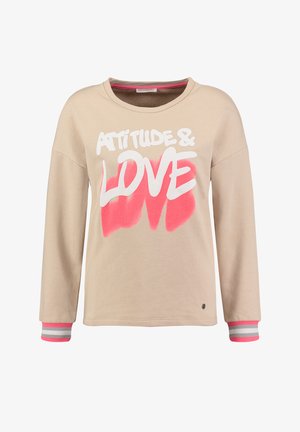 Sweat-shirt à manches longues beige avec texte graphique blanc "ATTITUDE & LOVE" en rose. Comprend des accents rayés sur les manches et un col arrondi.