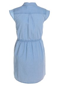 Robe en denim bleu clair avec des manches courtes, un col, une taille élastique et un détail plissé dans le dos. Texture lisse, longueur au genou.