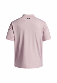 Poloshirt in hellrosa, mit kurzen Ärmeln, aus weichem Stoff mit glatter Textur, mit einem schwarzen Logo am Hals. Einfaches Design, ohne zusätzliche Muster.