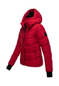 Červená prešívaná puffer bunda s kapucňou, s čiernymi zipsami a manžetami. Výrazná logo nášivka na ľavom rukáve. Hladká textúra.