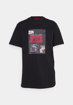 Czarny T-shirt z krótkim rękawem z graficznym kolażem zawierającym "Youth Demands", czerwony znak 424, wilka i scenę z tłumem z przodu.