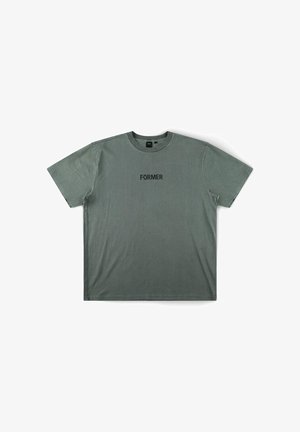 Former, FORMER LEGACY OVERDYE TEE SHIRT FORMER MERCHANDISE LEGACY OVERDYE TEE SHIRT - T-Shirt print - green