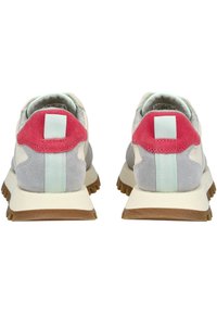 Baksidevisning av sneakers med en grå og hvit overdel, røde semskede detaljer, mintgrønne elementer og en teksturert gummisåle.