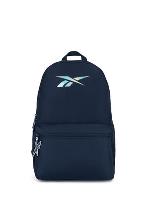 Mochila azul marino con bolsillo frontal con cremallera, bolsillos laterales de malla, asa superior y logo iridiscente de Reebok en el frente.